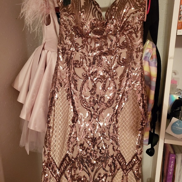 Beautiful formal sequin gown - Picture 2 of 4